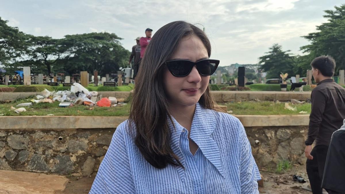 Jessica Mila Ziarah ke Makam Vidi Aldiano, Ceritakan Momen Panik Saat Dengar Kabar Duka