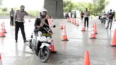 Karyawan AO Mekaar mengikuti safety driving di Bandung, Jawa Barat (5/03/2022). Kegiatan safety driving yang digelar PT Permodalan Nasional Madani (PNM) melalui afiliasinya PT Mitra Utama Madani (MUM) guna melatih berkendara yang baik dalam rutinitas pekerjaan di lapangan. (Liputan6.com/HO/PNM)