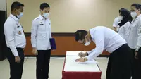 Pegawai Imigrasi Jakarta Pusat meneken pakta integritas dan netralitas dalam Pemilu 2024. (Ist)