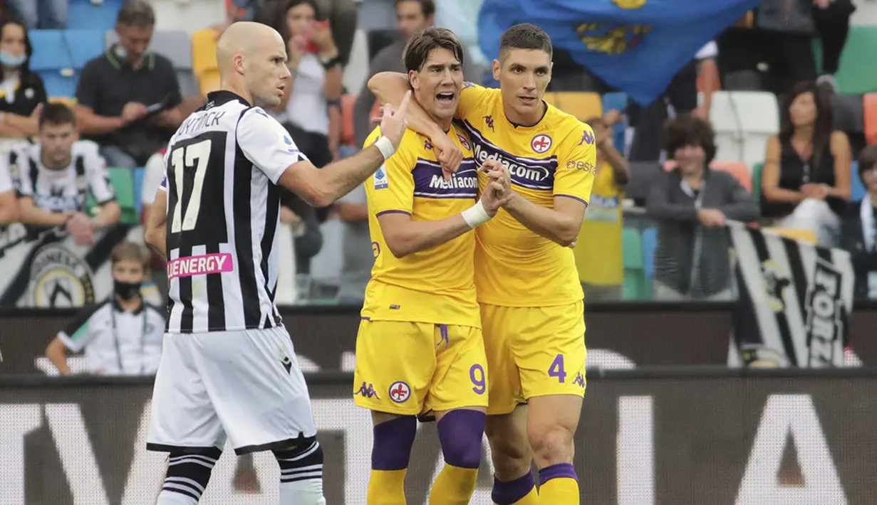 Dusan Vlahovic (tengah). Striker Fiorentina berusia 21 tahun ini mencetak gol tunggal kemenangan 1-0 atas Udinese di Liga Italia. Musim ini adalah musim keempatnya bersama La Viola dan total telah bermain dalam 91 laga di semua kompetisi dengan mencetak 35 gol. (LaPresse via AP/Andrea Bressanutti)