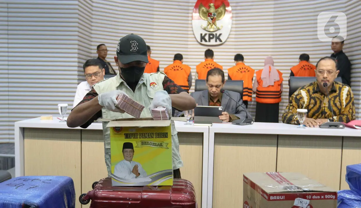 Selain menyita uang, KPK juga menahan enam tersangka yang diduga melakukan praktik suap dan gratifikasi di lingkungan Provinsi Kalimantan Selatan. (Liputan6.com/Herman Zakharia)