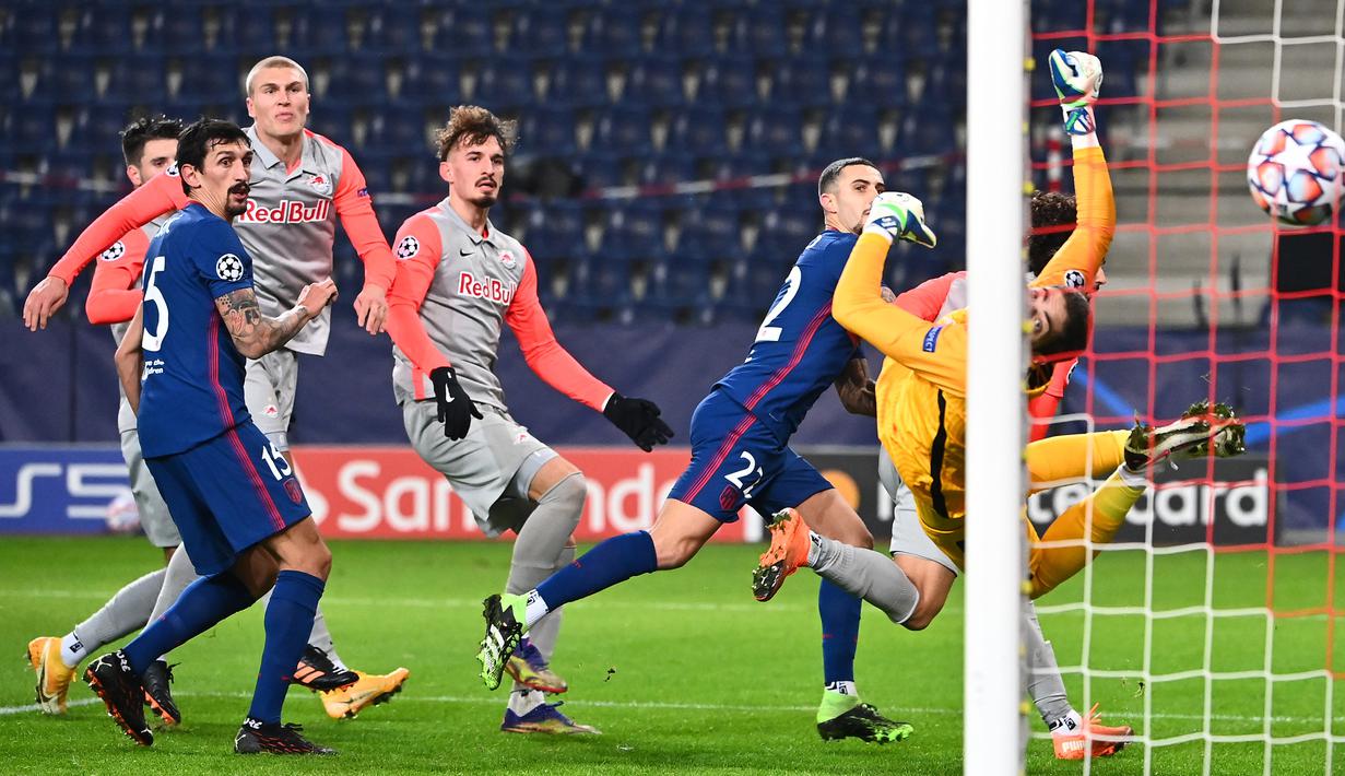 Bek Atletico Madrid, Mario Hermoso, saat mencetak gol ke gawang RB Salzburg pada laga lanjutan Grup A Liga Champions di Red Bull Arena, Kamis (10/12/2020) dini hari WIB. Atletico Madrid menang 2-0 atas RB Salzburg. (AFP/Joe Klamar)