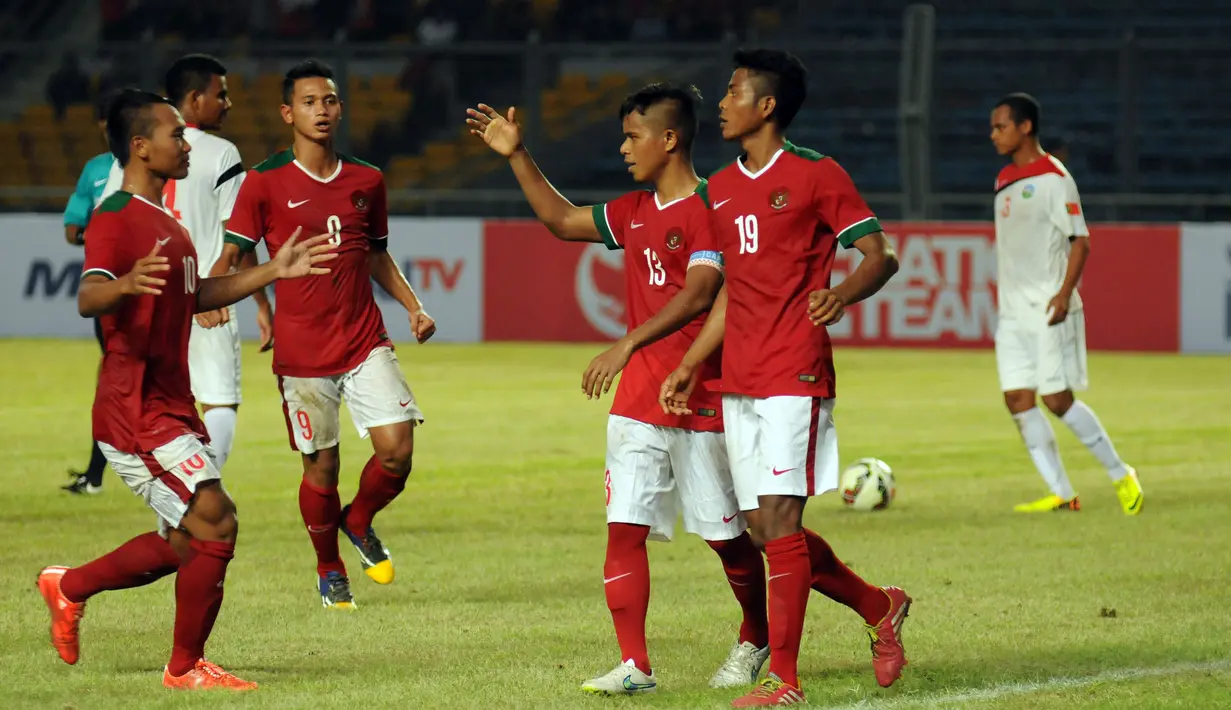 Bek timnas Indonesia U-23, Manahati Lestusen (ketiga kanan) merayakan golnya ke gawang Timor Leste di laga kualifikasi grup H Piala Asia 2016 di Stadion GBK Jakarta, (27/3/2015). Indonesia unggul 5-0 atas Timor Leste. (Liputan6.com/Helmi Fithriansyah)