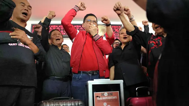 Sekretaris Jenderal DPP PDI Perjuangan (PDIP) Hasto Kristiyanto menerima dukungan simbolis berupa koin dari unsur akar rumput, seperti FKK 124, Banteng Lawas, dan Relawan Perjuangan Demokrasi (Repdem).