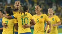 Sejumlah pemain Brasil merayakan gol keempat mereka ke gawang timnas Swedia pada lanjutan sepak bola wanita di Olimpiade Rio 2016,Brasil, (6/8). Brasil menang dengan skor telak 5-1. (REUTERS / Gonzalo Fuentes)
