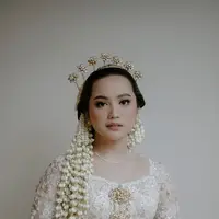 Sementara di momen akad nikah, Rachel Amanda memilih kebaya adat Jawa bernuansa putih. @auroraamanda95