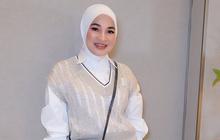 4 Potret Nursam Jhonlin Istri Haji Isam Hadiri Ulang Tahun Cucu, Cantik Memikat dengan Makeup Flawless