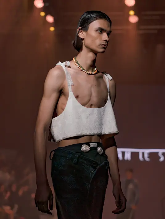 Koleksi ini dihadirkan sebagai narasi pertumbuhan dan refleksi, di mana dunia mode diajak menyelami esensi dari perayaan menuju kedewasaan dan kesadaran diri yang lebih besar. [Foto: Document/Plaza Indonesia]