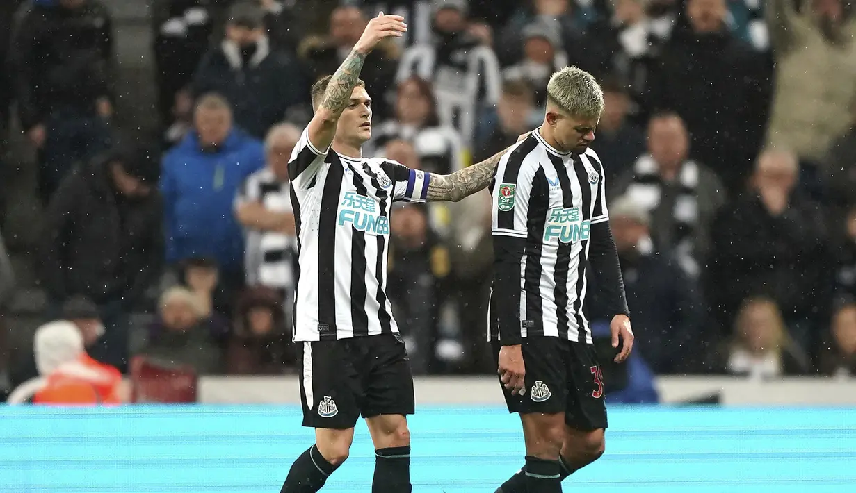 Reaksi kecewa pemain Newcastle, Bruno Guimaraes (kanan) setelah mendapatkan kartu merah dari wasit karena tekel keras kepada pemain Southampton, Samuel Edozie pada laga semifinal Carabao Cup 2022/2023 yang berlangsung di St James Park, Rabu (1/2/2023) WIB. The Magpies berhasil menang dengan skor 2-1. (AP via PA/Owen Humphreys)