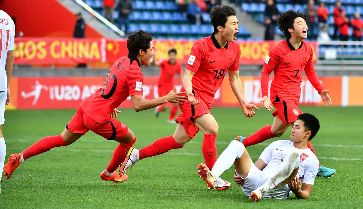 Para pemain Korea Selatan U-20 merayakan gol kedua ke gawang China U-20 yang dicetak Sung Jin-young (tengah) pada laga perempatfinal Piala Asia U-20 2023 di JAR Stadium, Tashkent, Uzbekistan, Minggu (12/3/2023). (AFC/Adam Aidil)