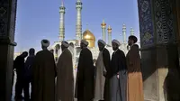 Para ulama mengantre untuk memberikan suara dalam pilpres Iran yang berlangsung serentak dengan pemilihan anggota parlemen dan dewan kota (AP Photo/Ebrahim Noroozi)