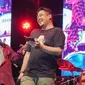 Ipang mengajak Wali Kota Medan, Bobby Nasution, bernyanyi bersama di atas panggung