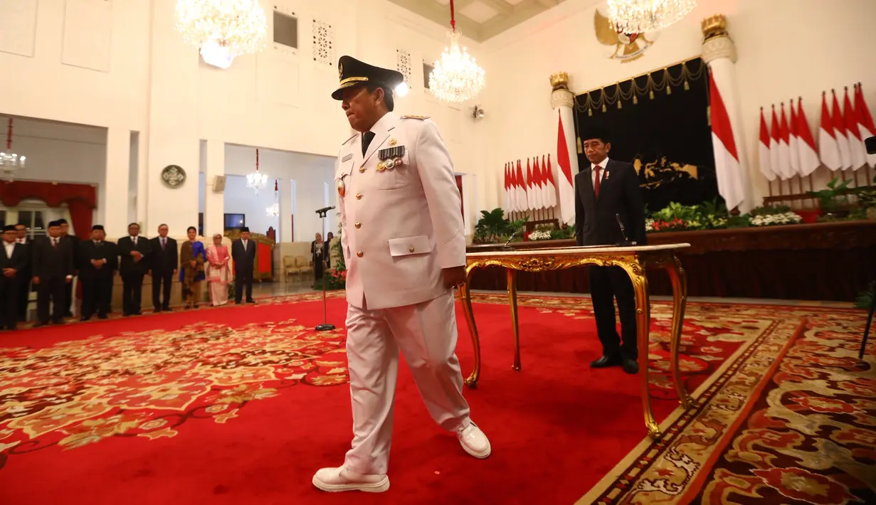 Gubernur Lampung, Arinal Djunaidi usai menandatangani berita acara pelantikan di Istana Negara, Jakarta, Rabu (12/6/2019). Presiden Joko Widodo (Jokowi) melantik Arinal Djunaidi dan Chusnunia Chalim sebagai Gubernur dan Wakil Gubernur Lampung untuk masa jabatan 2019-2024. (Liputan6.com/HO/Irwan)