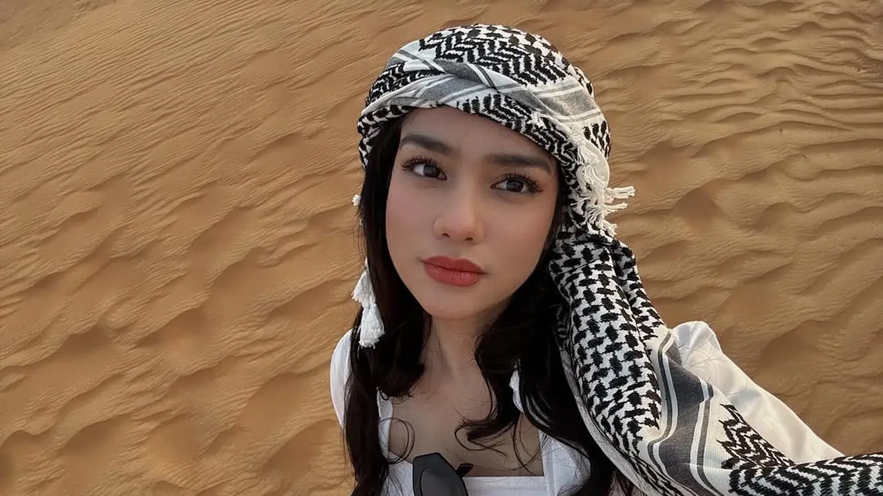 Davina Karamoy Tampil Bak Wanita Timur Tengah di Gurun Dubai, Sorban Monokrom dan Tas Prada yang Mencuri Perhatian