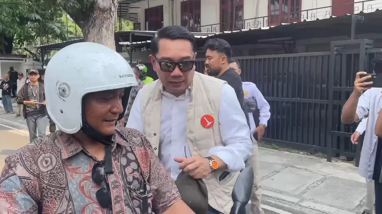 Calon gubernur Jakarta nomor urut 01, Ridwan Kamil, naik ojek. (Liputan6.com/Lizsa Egeham)