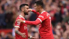 Bruno Fernandes (kiri) memiliki semua yang diperlukan untuk memimpin Timnas Portugal, tetapi hampir tidak memiliki kesempatan saat Cristiano Ronaldo dimainkan. Begitu juga di MU, ia hanya mampu mencetak dua dari total lima golnya saat bermain bersama CR7 pada musim ini. (AFP/Oli Scarff)