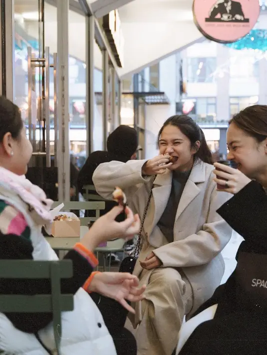 Ia mengenakan turtleneck abu-abu dengan long coat dan celana soft ivory. Lengkapi outfitnya, Azizah kenakan tas Chanel hitam seharga Rp60jutaan [@azizahsalsha_]