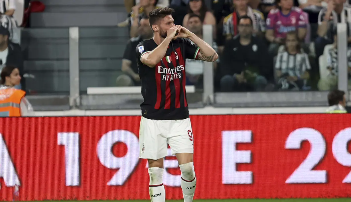 Selebrasi striker AC Milan, Olivier Giroud setelah menjebol gawang Juventus pada laga pekan ke-37 Liga Italia 2022/2023 di Allianz Stadium, Turin, Senin (29/5/2023) dini hari WIB. (LaPresse via AP Photo/Tano Pecoraro)