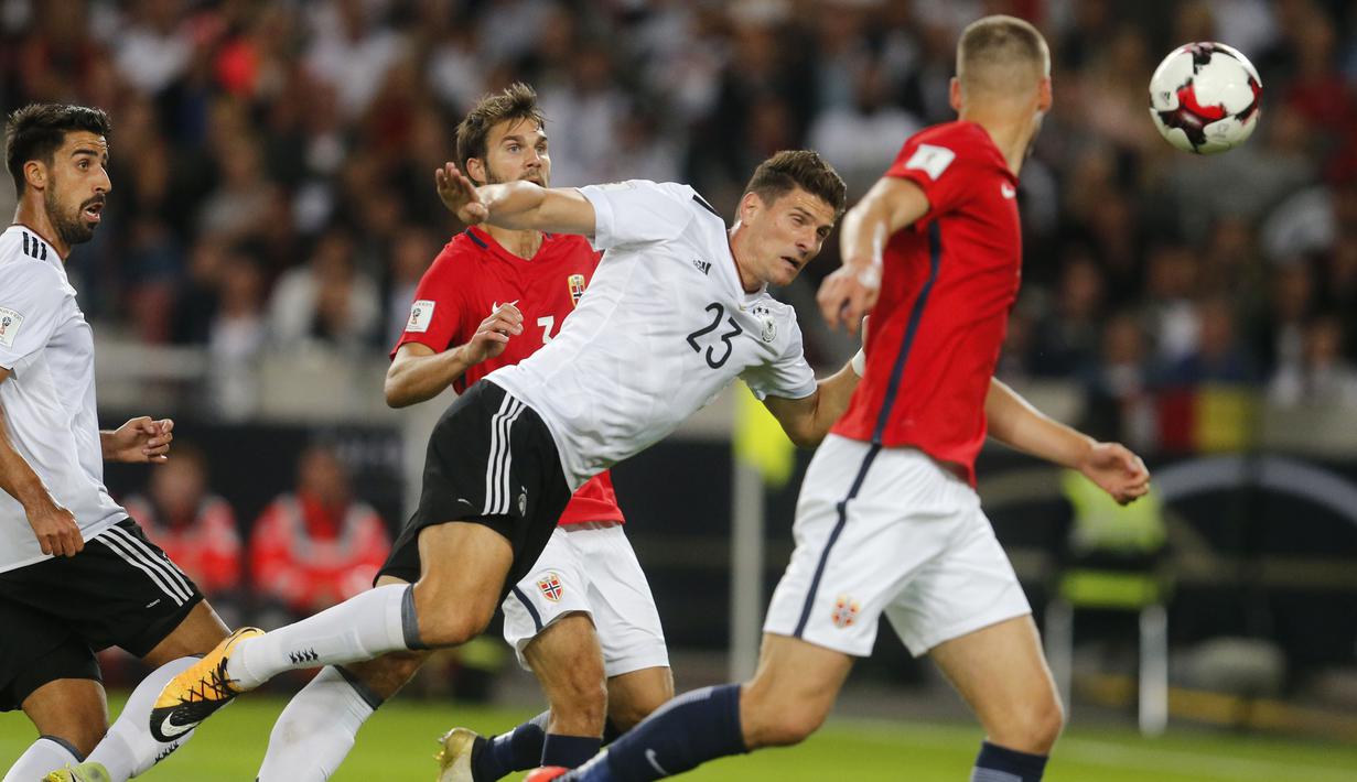 Aksi pemain Jerman, Mario Gomez mencetak gol ke gawang Norwegia pada laga grup C kualifikasi Piala Dunia 2018 di Mercedes-Benz Arena, Stuttgart, (4/9/2017). Jerman menang 6-0.(AP/Michael Probst)