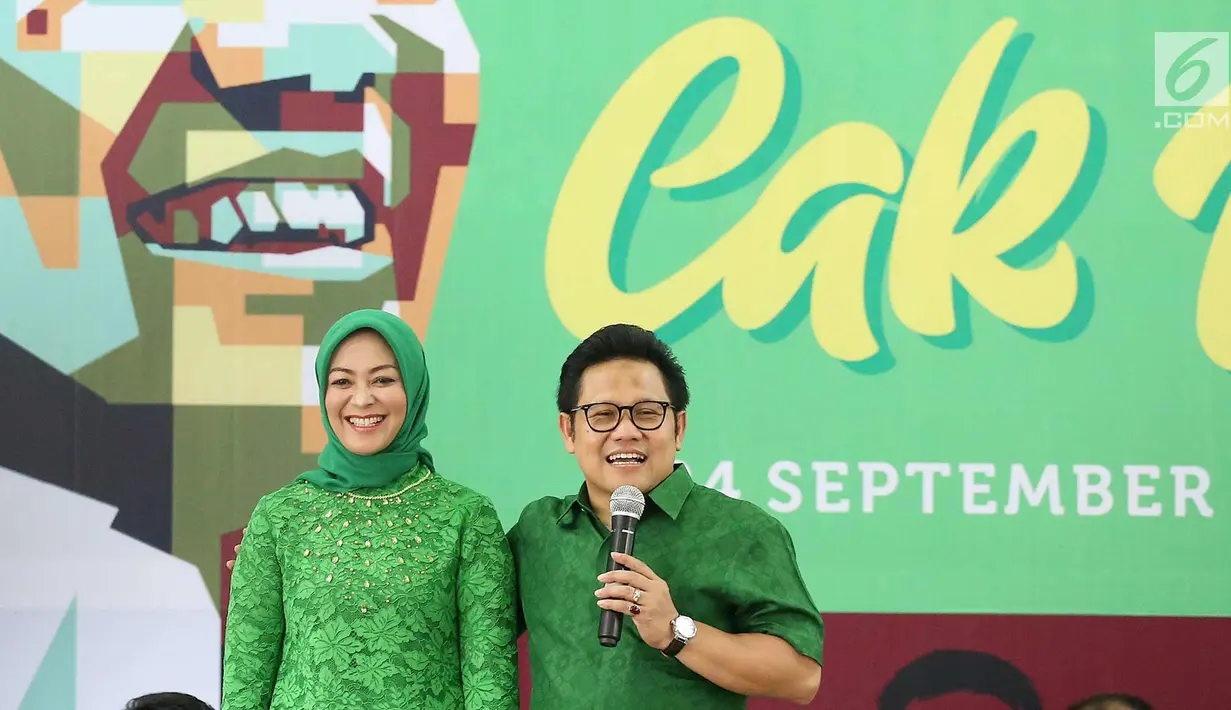 Ketua Umum PKB Muhaimin Iskandar bersama Istri Rustini Murtadho saat merayakan ulang tahunnya yang ke-51 sekaligus melauncing dua buku di Kantor DPP PKB, Jakarta, Minggu (24/9). Buku tersebut karya Muhaimin Iskandar (Cak Imin). (Liputan6.com/Johan Tallo)