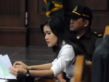  Terdakwa Jessica Kumala Wongso saat menjalani sidang lanjutan kasus kopi maut di PN Jakarta Pusat, Rabu (10/8). Agenda sidang ke 11 kali ini mendengarkan dan membedah rekaman CCTV. (Liputan6.com/Helmi Afandi)