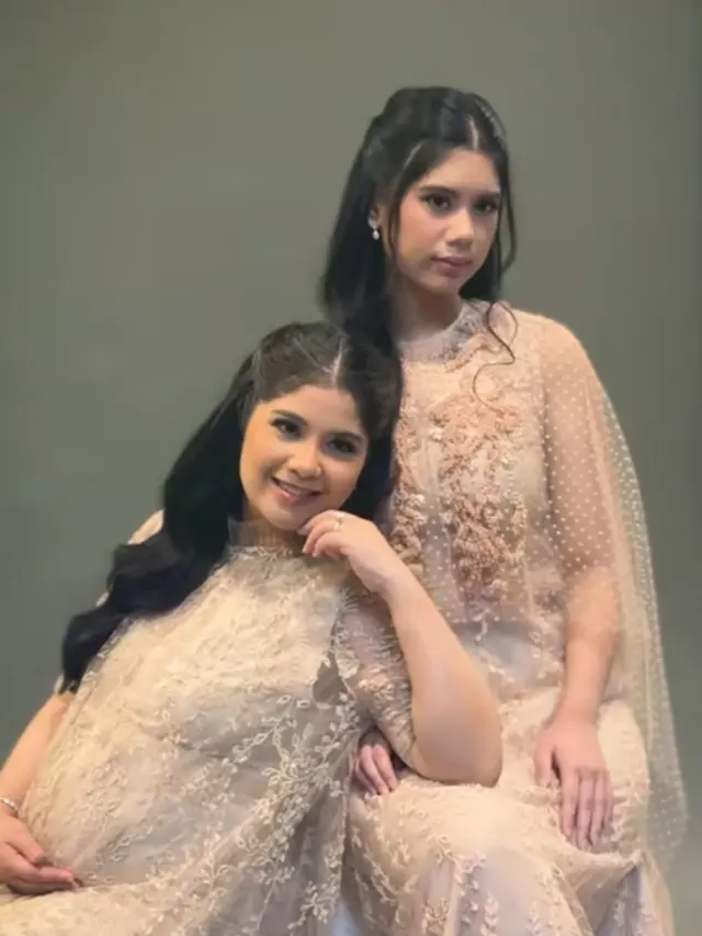 Almira Tunggadewi saat Maternity Shoot Annisa Pohan pakai lace dress. [@annisayudhoyono]