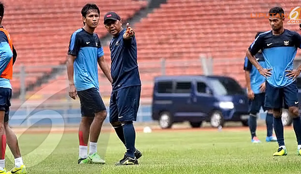 Rahmad Darmawan (Pelatih Timnas Indonesia U23) memberikan instruksi pada anak asuhnya saat berlatih di Stadion GBK Jakarta (Liputan6.com/Helmi Fithriansyah)