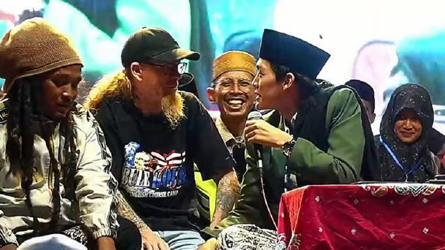 Gus Iqdam sedang dialog dengan Bule asal Amerika (SS: YT Sandekar ST)