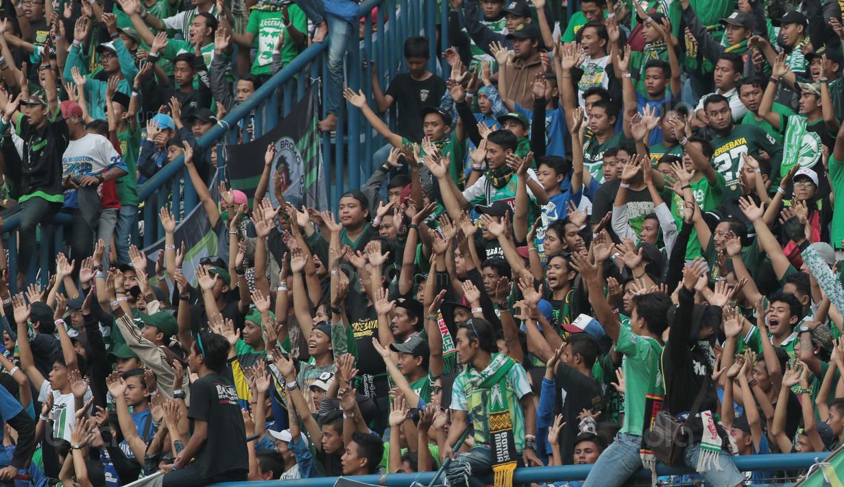 Salah satu aksi Bonek saat mendukung Persebaya Surabaya melawan PSPS Riau pada laga 8 Besar Liga 2 Grup Y di Stadion GBLA, Bandung, Sabtu (18/11/2017). Persebaya Menang 1-0. (Bola.com/Nicklas Hanoatubun)