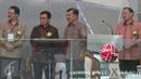 Dirut PT Bursa Efek Indonesia Tito Sulistio, Ketua Dewan Komisioner OJK Muliaman Hadad, Wapres Jusuf Kalla, Gubernur BI Agus Martowardojo (ki-ka) menutup perdagangan saham 2015 di Bursa Efek Indonesia, Jakarta, Rabu (30/12). (Liputan6.com/Angga Yuniar)