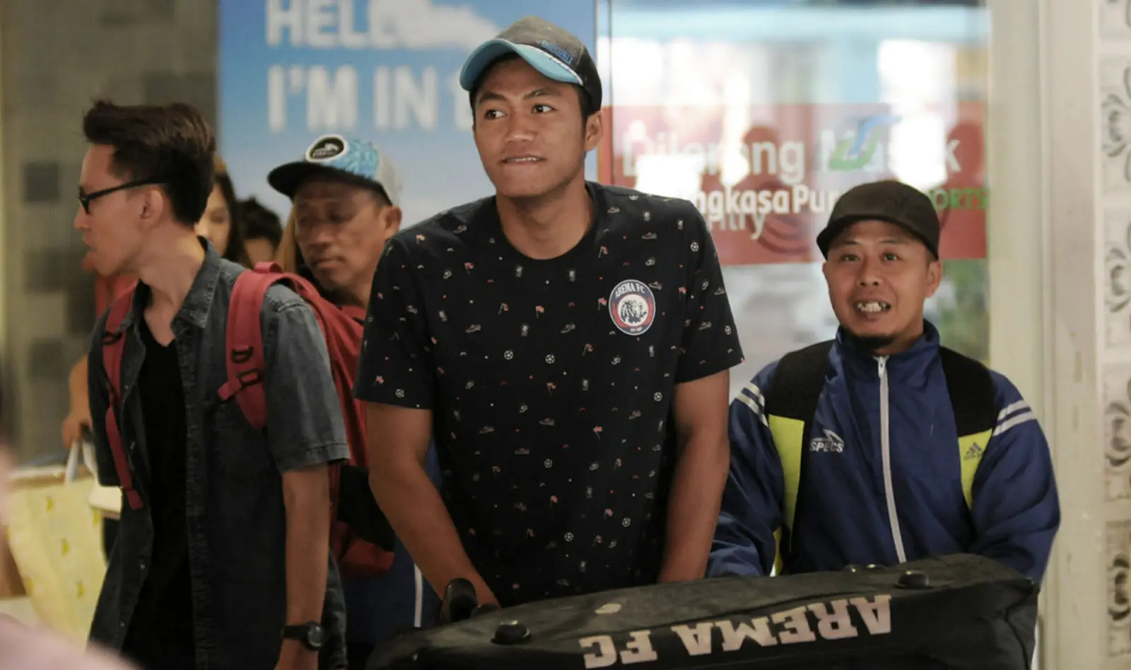 Kiper Arema, Utam Rusdiana (tengah), banjir pujian dari Aremania. (Bola.com/Iwan Setiawan)