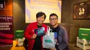 <p>Seorang penonton mendapatkan hadiah setelah menjawab kuis pada acara Roaring Night antara Manchester United melawan West Ham yang berlangsung di Fomo Bar, Melawai, Jakarta, Minggu (04/02/2024) malam WIB. (Bola.com/Bagaskara Lazuardi)</p>