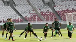 Pemain Timnas Indonesia saat latihan jelang laga Kualifikasi Piala Dunia 2022 di SUGBK, Jakarta, Rabu (2/10). Indonesia akan berhadapan dengan Uni Emirat Arab. (Bola.com/M Iqbal Ichsan)