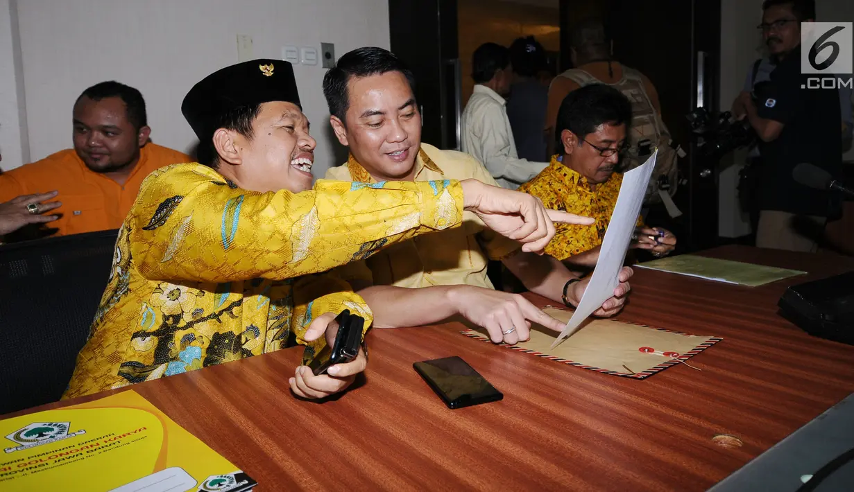 Ketua DPD I Partai Golkar Jabar, Dedi Mulyadi (kiri) berbincang bersama Ketua DPD DKI Jakarta, Fayakhun Andriadi jelang menyerahkan surat permohonan pelaksanaan Munaslub di kantor DPP Partai Golkar, Jakarta, Rabu (6/12). (Liputan6.com/Helmi Fithriansyah)