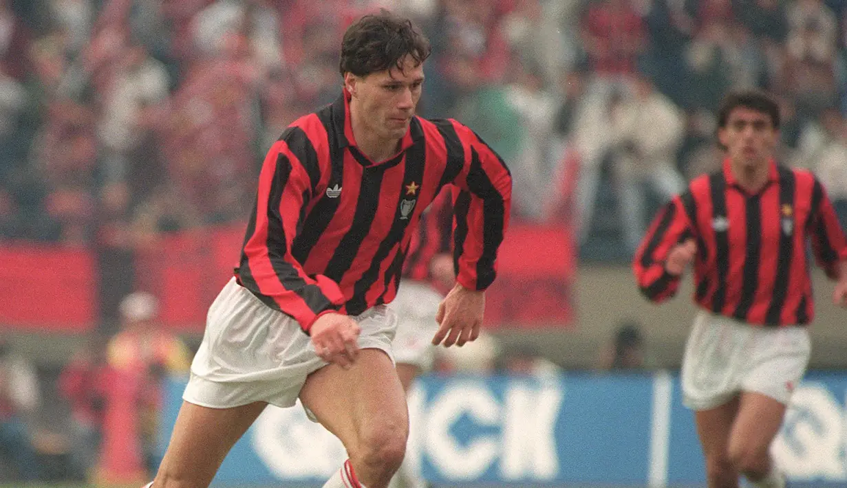 Marvo van Basten. Dengan mencetak 25 gol pada musim 1991/1992 striker AC Milan ini menjadi top Skor Liga Italia mengungguli Roberto Baggio (Juventus) yang mengoleksi 18 gol. AC Milan juga dibawanya menjuarai Liga Italia pada musim tersebut, mengungguli Juventus dan Torino. (AFP/Toshifumi Kitamura)
