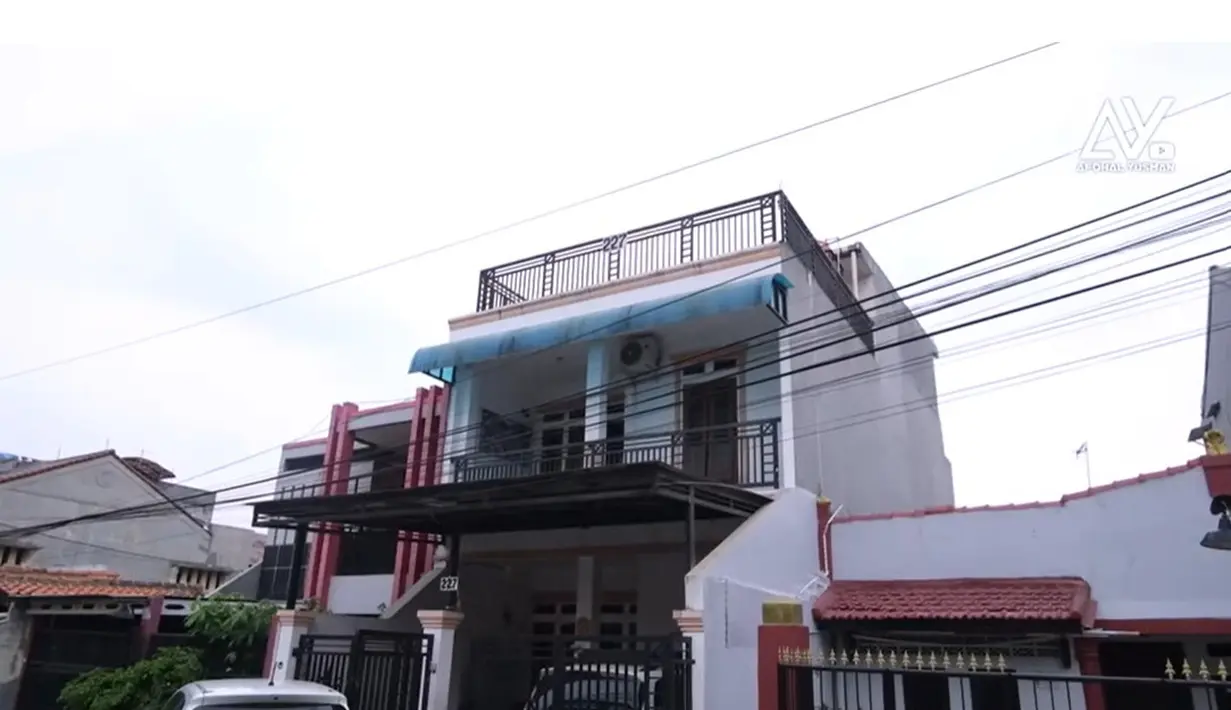 Rumah pemeran Aki Daud sinetron TBNH alias Tukang Bubur Naik Haji the series (2013-2017) itu berada di kawasan Depok Jawa Barat. Rumah dinding cat putih dengan tiga lantai ini menurutnya dari hasil main sinetron. [Youtube/Afdhal Yusman]