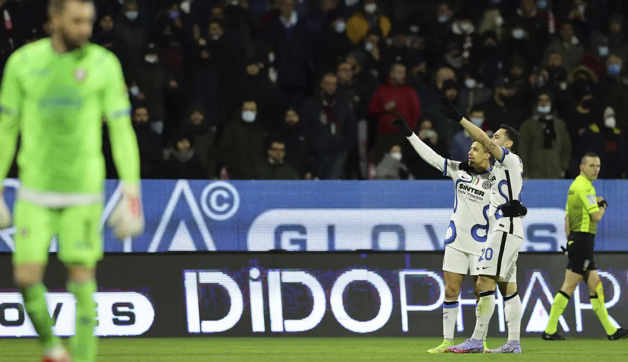 Menit ke-51, Inter berhasil mencetak gol ketiga lewat serangan balik cepat. Sanches memulai serangan balik, membuat kombinasi dengan Calhanoglu dan Dzeko, lalu menuntaskannya sendiri di dalam kotak penalti. (AP via LaPresse/Alessandro Garofalo)