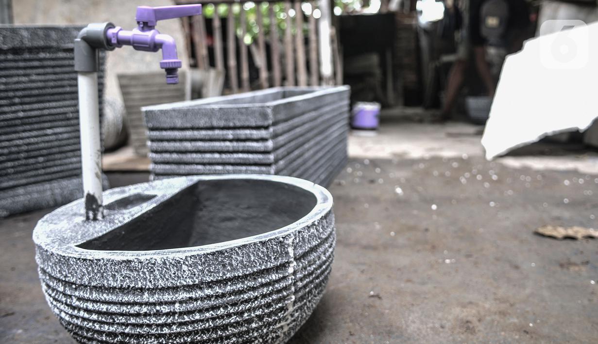 Salah satu jenis wastafel batu alam yang dijajakan di Jakarta, Rabu (15/7/2020). Merebaknya pandemi Covid-19 di Jakarta ternyata membawa berkah bagi Awan (30) dan pengrajin batu alam lainnya dengan membuat dan menjual wastafel batu alam sejak ramainya kampanye New Normal. (merdeka.com/Iqbal Nurgoho)