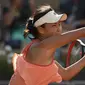 Petenis China Peng Shuai dalam pertandingan putaran kedua tunggal putri turnamen tenis Prancis Terbuka The Roland Garros 2018 di Paris, 31 Mei 2018. (Eric FEFERBERG/AFP)