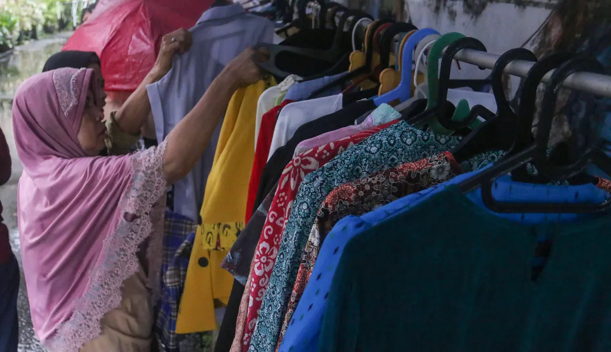 Inisiatif ini merupakan bentuk solidaritas sosial antar-warga, terutama untuk membantu masyarakat yang membutuhkan di wilayah tersebut. Tampak dalam foto, warga memilih pakaian layak pakai yang dibagikan secara cuma-cuma di permukiman RT 02/RW 04 kawasan Jati Padang, Jakarta, Jumat (6/3/2026). (merdeka.com/Arie Basuki)