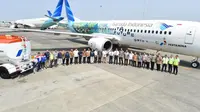 Para tamu undangan berfoto di depan pesawat Boeing 737-800 yang akan melakukan uji coba terbang menggunakan Bioavtur j2.4 menuju Pelabuhan Ratu. Tangerang, Banten. Rabu (04/10/2023).