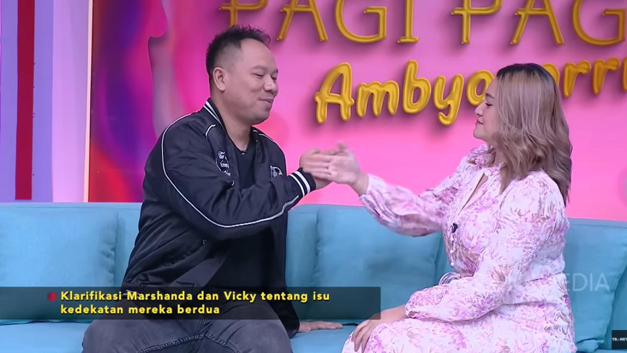Saat ditanya soal kedekatan keduanya, Marshanda dan Vicky Prasetyo kompak menampilkan sebuah gerakan lewat tangan. Marshanda menjelaskan arti gerakan itu.<br>