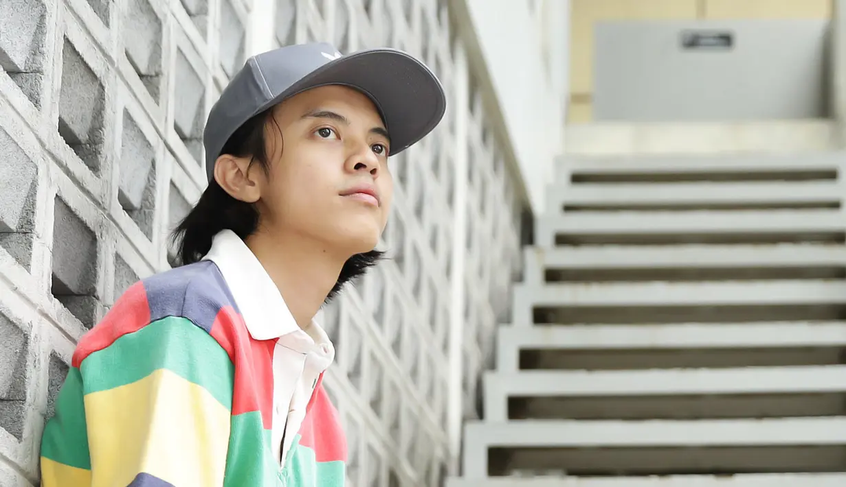 "To be honest pernah (mengalami toxic relationship dengan pasangan), karena sudah berjuang bareng-bareng, selama bertahun-tahun dan melakukan segala macam," ujar Bisma. (Bambang E.Ros/Fimela.com)