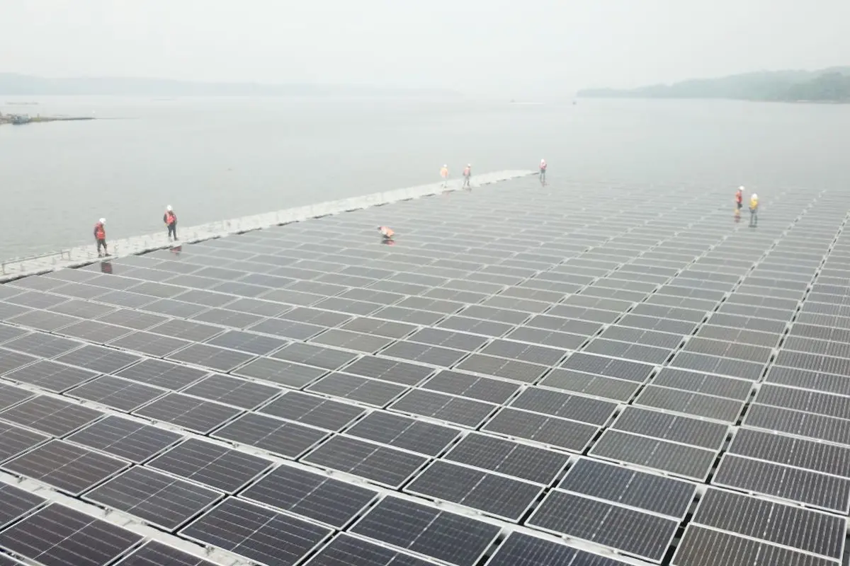 Proyek Pembangkit Listrik Tenaga Surya (PLTS) Terapung terbesar di Asia Tenggara dengan kapasitas 145 MWac atau setara dengan 192 MWp yang berlokasi di Waduk Cirata, Jawa Barat. Dok PLN