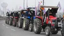 Para petani menaiki traktor berpartisipasi dalam unjuk rasa di Jalan Tol Kundli – Manesar – Palwal (KMP) di Kundli di negara bagian Haryana (7/1/2021). (AFP/Prakash Singh)