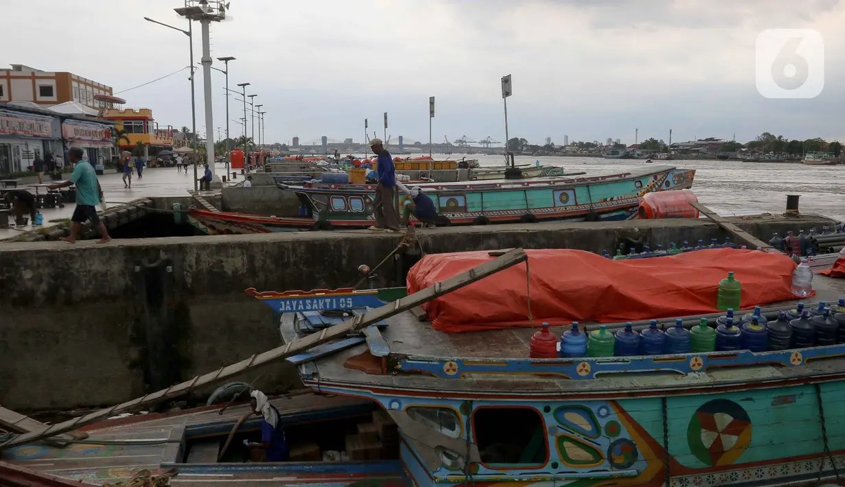 Dermaga 16 Ilir yang berada di dekat pasar setiap tahunnya terus mendapat sentuhan perluasan. (Liputan6.com/Herman Zakharia)