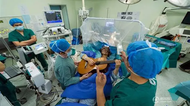 Usir Rasa Bosan, Musisi Ini Mainkan Gitar Saat Operasi Otak