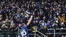Pemain Inter Milan, Davide Frattesi melakukan selebrasi di depan para pendukung timnya pada laga lanjutan Liga Italia 2023/2024 di Giuseppe-Meazza Stadium, Milan, Italia, Sabtu (07/01/2023) dini hari WIB. (AP Photo/Antonio Calanni)