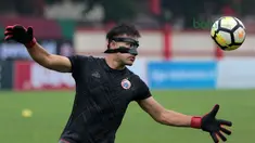 Kiper Persija Jakarta, Andritany berlatih menendang bola saat  sesi latihan tim jelang laga Gojek Liga 1 bersama Bukalapak di Stadion PTIK, Jakarta, Senin (25/6/2018). Andritany berpeluang tampil saat Persija melawan Persebaya. (Bola.com/Nick Hanoatubun)