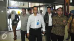 Ketua Komisi V, Fary Dj Francis (kanan) didampingi Dirut AP2, Budi Karya Suma di tiba di Terminal 2E Bandara Soetta, Tangerang, Senin (6/7/15). Fary meninjau kebakaran yang terjadi di Terminal 2E pada Minggu (5/6) lalu. (Liputan6.com/Herman Zakharia)
